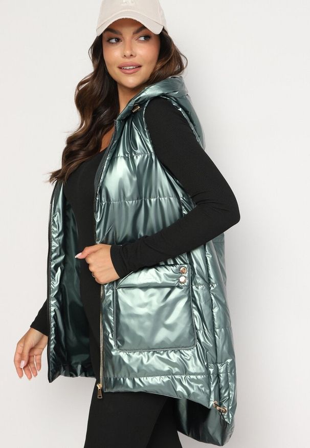 Born2be - Ciemnozielona Pikowana Kamizelka z Kapturem i Troczkami na Dole Terinaes. Okazja: na co dzień, na spacer. Typ kołnierza: kaptur. Kolor: zielony. Materiał: jeans. Styl: casual, elegancki