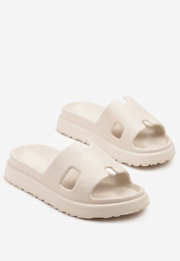 Born2be - Beżowe Klapki z Ozdobnymi Wycięciami Kinrela. Okazja: na spacer, na plażę. Kolor: beżowy. Sezon: lato. Styl: elegancki, klasyczny