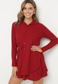 Born2be - Bordowa Asymetryczna Sukienka o Koszulowym Kroju z Gumką w Talii Elodina. Kolor: czerwony. Długość rękawa: długi rękaw. Typ sukienki: koszulowe, asymetryczne. Styl: elegancki, sportowy #1