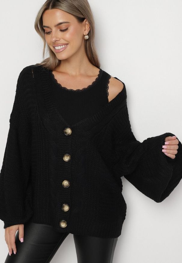 Born2be - Czarny Kardigan na Guziki z Wiskozą i Ozdobnym Splotem Fizira. Kolor: czarny. Materiał: wiskoza. Wzór: ze splotem