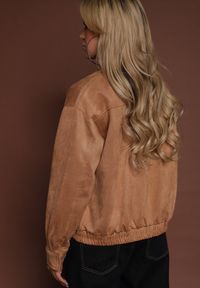 Renee - Beżowa Przejściowa Kurtka Bomberka o Koszulowym Kroju z Imitacji Zamszu Irvila. Kolor: beżowy. Materiał: zamsz. Styl: elegancki