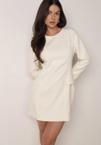 Born2be - Jasnobeżowa Elegancka Sukienka VICES o Trapezowym Kroju z Imitacją Kieszeni Amaliete. Okazja: na spotkanie biznesowe. Kolor: beżowy. Typ sukienki: trapezowe. Styl: elegancki #1
