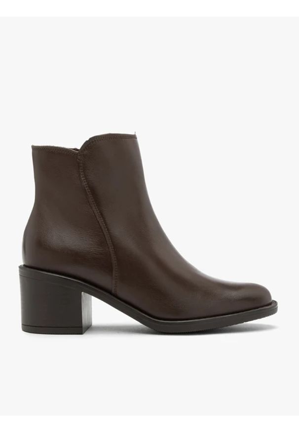 Ryłko - Ciemnobrązowe botki na słupku. Nosek buta: okrągły. Zapięcie: zamek. Kolor: brązowy. Szerokość cholewki: normalna. Wysokość cholewki: za kostkę. Materiał: skóra. Obcas: na słupku. Styl: street, klasyczny, elegancki. Wysokość obcasa: średni