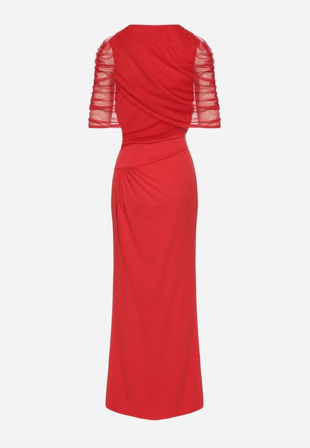 Born2be - Czerwona Koktajlowa Sukienka Zdobiona Marszczeniem z Siateczkową Narzutką Millanea. Okazja: na co dzień. Kolor: czerwony. Wzór: aplikacja. Typ sukienki: proste. Styl: wizytowy