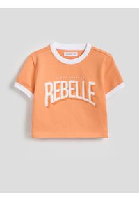 Reserved - Krótki t-shirt z nadrukiem - pomarańczowy. Kolor: pomarańczowy. Materiał: bawełna. Długość: krótkie. Wzór: nadruk #1