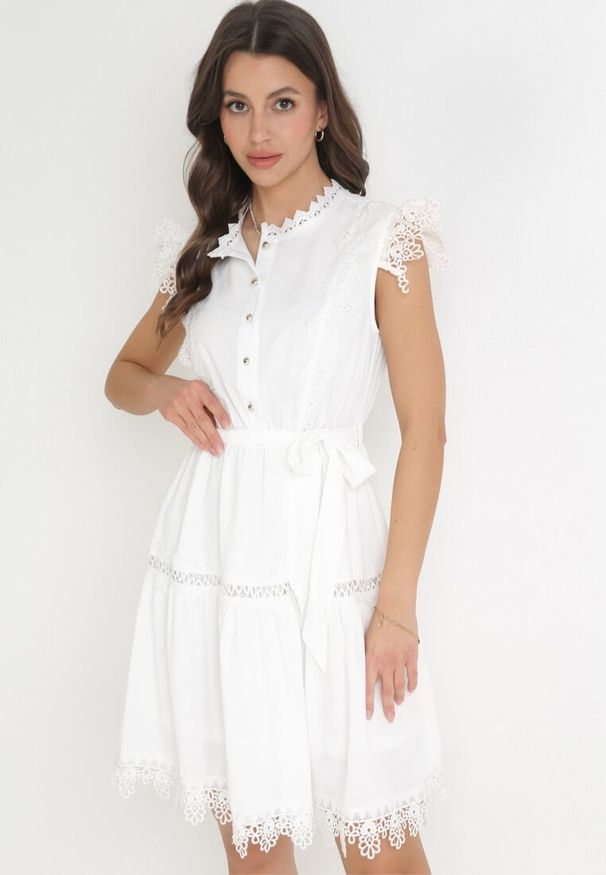 Born2be - Biała Rozkloszowana Sukienka Mini z Koronką i Wiązanym Paskiem Wikeen. Kolor: biały. Materiał: koronka. Wzór: koronka. Długość: mini
