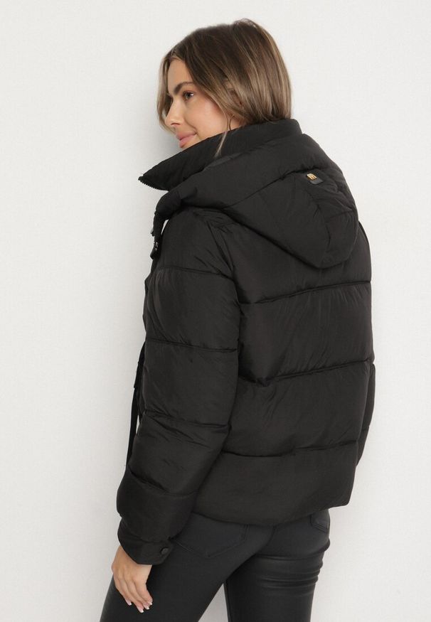 Born2be - Czarna Pikowana Kurtka Puffer z Kapturem z Możliwością Odpięcia Galanea. Okazja: na co dzień. Typ kołnierza: kaptur. Kolor: czarny. Materiał: poliester, jeans. Długość rękawa: długi rękaw. Długość: krótkie. Styl: sportowy, casual
