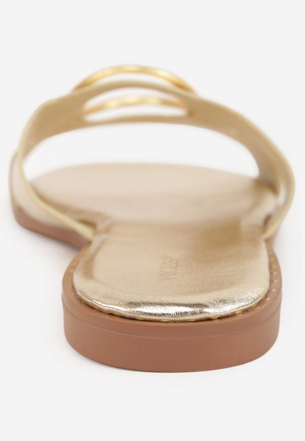 Born2be - Złote Klapki VICES z Wycięciem i Metalową Ozdobą Acacine. Okazja: na co dzień. Kolor: złoty. Wzór: aplikacja. Sezon: lato. Styl: casual, elegancki