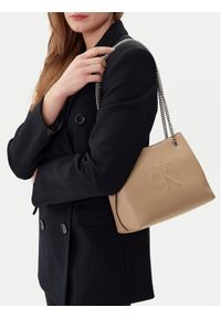 Calvin Klein Jeans Torebka Sculpted Chain Shoulder Bag LV04K3163G Beżowy. Kolor: beżowy. Materiał: skórzane #1