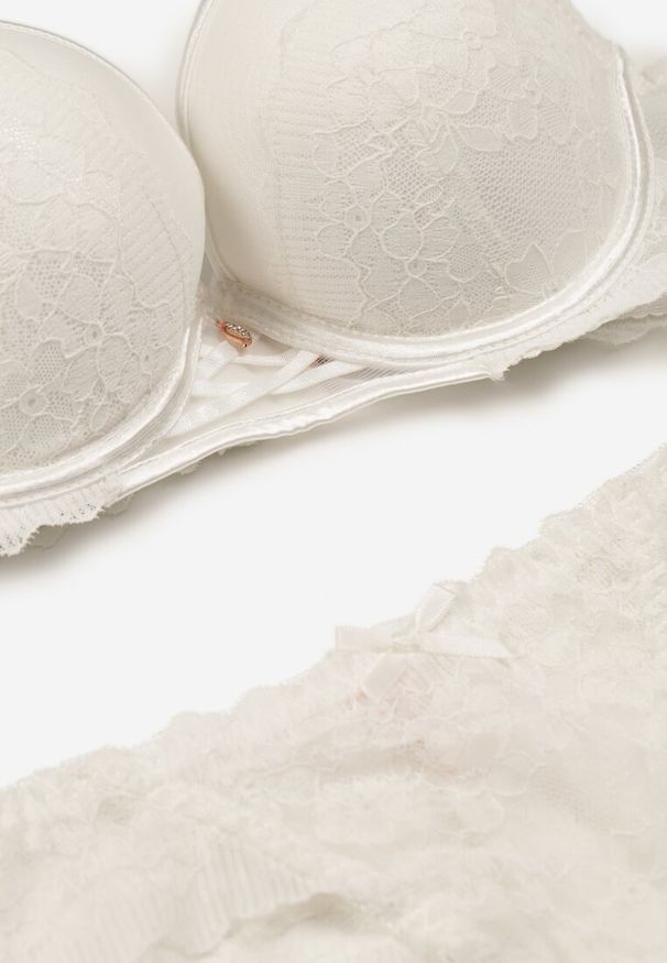 Renee - Jasnobeżowy Koronkowy Komplet Bielizny Biustonosz Usztywniony Push Up i Stringi Jasminesa. Kolor: beżowy. Materiał: koronka. Wzór: aplikacja