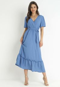 Born2be - Niebieska Sukienka Maxi z Gumką w Talii i Kopertowym Dekoltem Lesite. Kolor: niebieski. Materiał: materiał. Typ sukienki: kopertowe. Długość: maxi