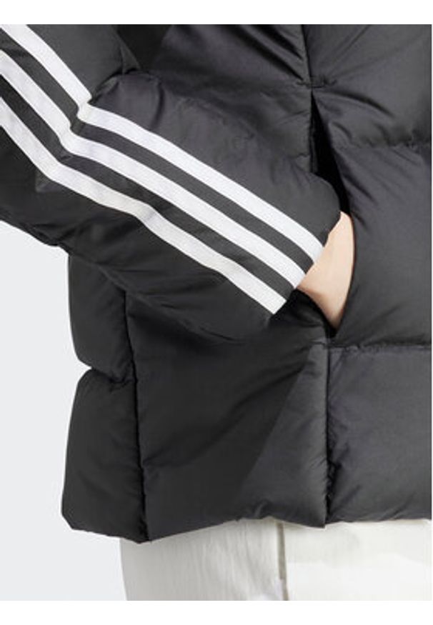 Adidas - adidas Kurtka puchowa Essentials 3-Stripes Mid Down HZ8483 Czarny Regular Fit. Kolor: czarny. Materiał: syntetyk, puch
