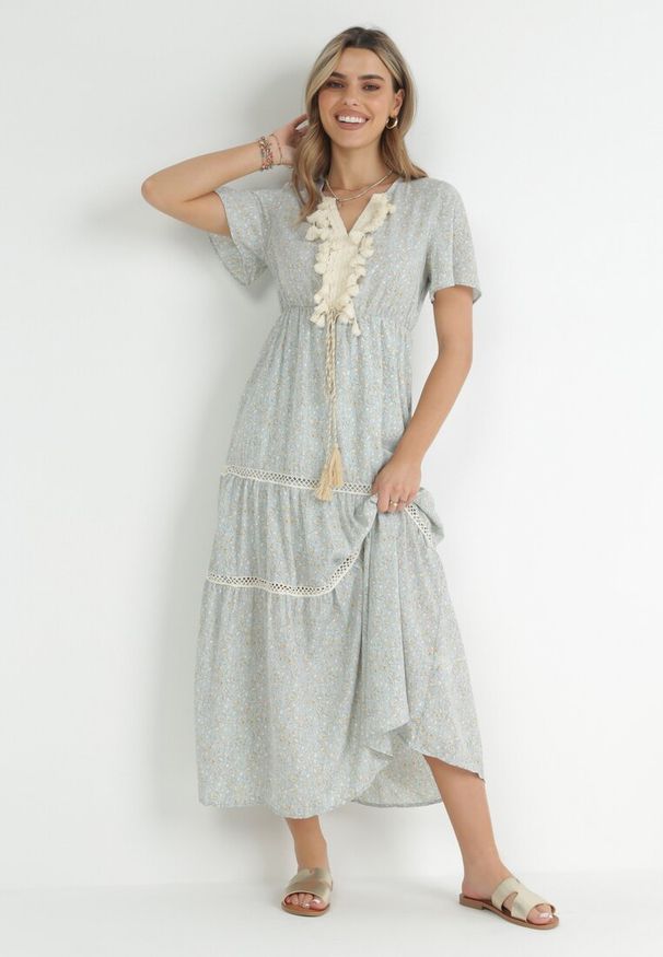 Born2be - Jasnoniebieska Sukienka Maxi z Gumką w Pasie i Chwostami w Kwiaty Patrisce. Kolor: niebieski. Materiał: tkanina. Wzór: kwiaty. Sezon: lato. Długość: maxi