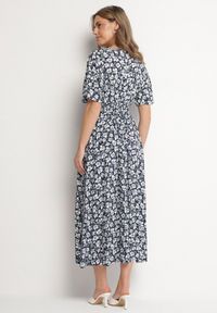 Born2be - Granatowa Kopertowa Sukienka w Kwiatowy Wzór o Rozkloszowanym Kroju Valriz. Okazja: na co dzień, na randkę, na spotkanie biznesowe. Typ kołnierza: dekolt w serek. Kolor: niebieski. Długość rękawa: krótki rękaw. Wzór: kwiaty. Typ sukienki: kopertowe. Styl: biznesowy, klasyczny, casual, elegancki #2