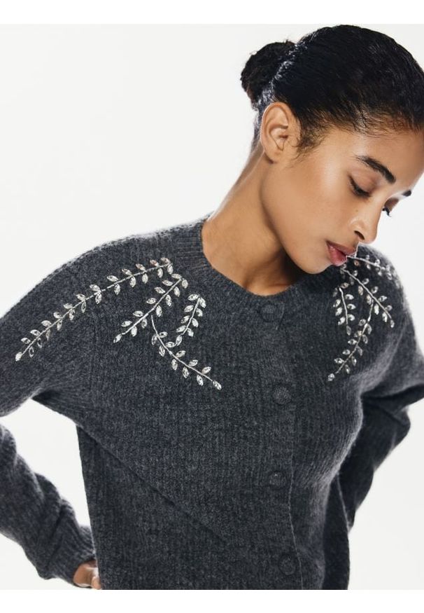 Reserved - Kardigan z aplikacjami - ciemnoszary. Kolor: szary. Materiał: dzianina, wełna. Wzór: aplikacja