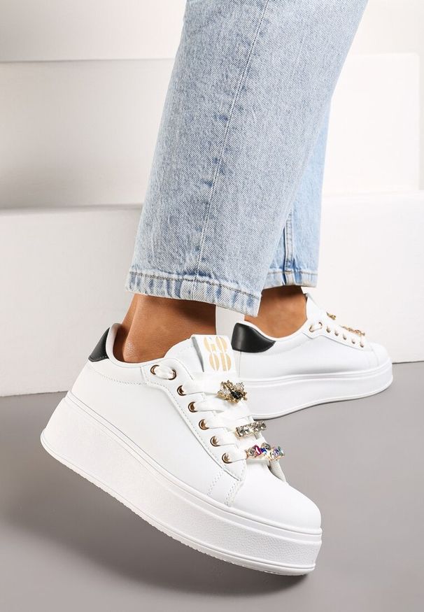 Renee - Biało-Czarne Sneakersy na Platformie Ozdobione Odpinanymi Aplikacjami z Cyrkonii Neishi. Okazja: na co dzień. Nosek buta: okrągły. Zapięcie: sznurówki. Kolor: biały. Materiał: jeans. Wzór: aplikacja. Obcas: na platformie