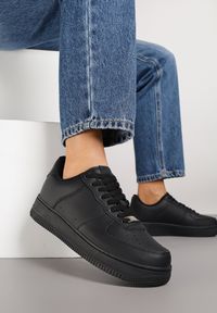 Born2be - Czarne Skórzane Sneakersy Ozdobione Perforacją Rilurea. Okazja: na co dzień. Kolor: czarny. Materiał: skóra. Wzór: aplikacja #6