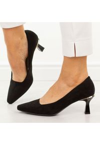 Czarne zamsz Polskie szpilki damskie Suzana 6030. Kolor: czarny. Materiał: zamsz. Szerokość cholewki: normalna. Sezon: wiosna, lato, jesień. Obcas: na szpilce. Styl: wizytowy, klasyczny, elegancki. Wysokość obcasa: średni #1