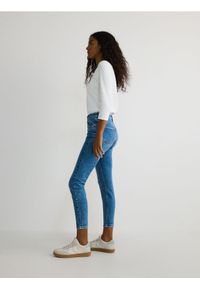Reserved - Jeansy slim fit ze średnim stanem - niebieski. Kolor: niebieski