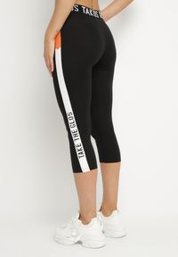 Born2be - Czarne Legginsy Sportowe z Lampasem i Napisami Glequella. Okazja: na co dzień. Stan: podwyższony. Kolor: czarny. Wzór: napisy. Styl: sportowy #5