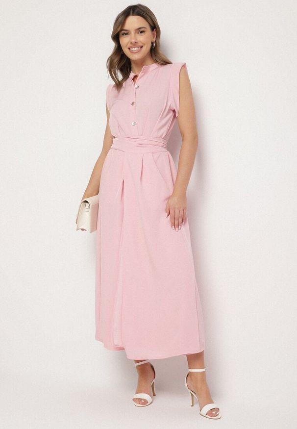 Born2be - Różowa Sukienka Koszulowa o Rozkloszowanym Kroju z Wiązaniem w Pasie Mavirielle. Okazja: na co dzień. Typ kołnierza: dekolt w serek. Kolor: różowy. Materiał: skóra. Długość rękawa: długi rękaw. Typ sukienki: koszulowe. Styl: casual, elegancki