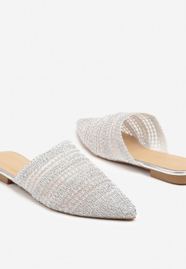 Born2be - Srebrne Klapki Typu Mule z Plecioną Cholewką Tatiorela. Okazja: na co dzień. Nosek buta: szpiczasty. Kolor: srebrny. Materiał: jeans. Styl: elegancki, casual