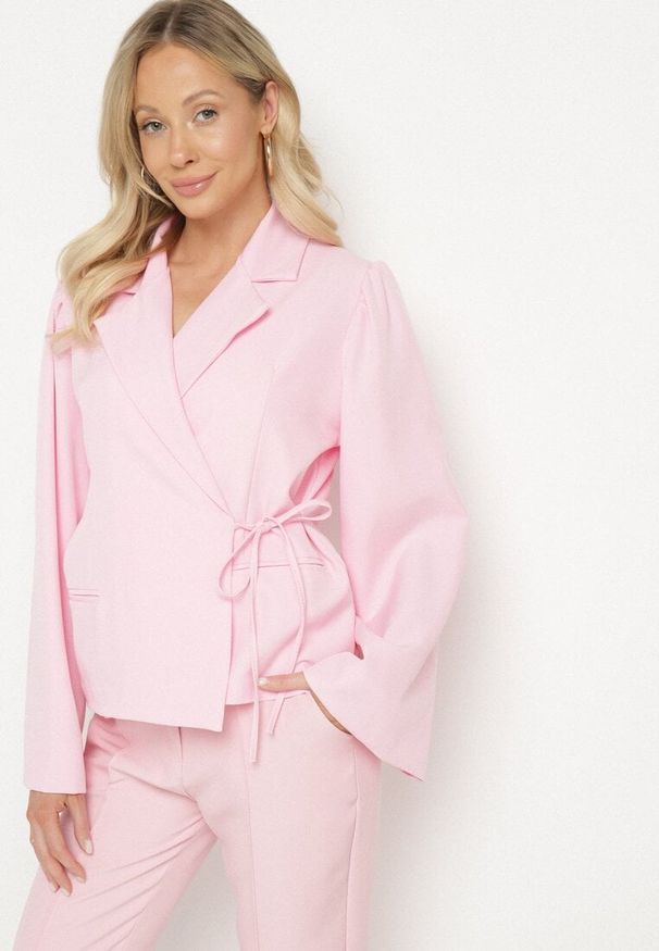 Born2be - Różowa Marynarka z Szerokimi Rękawami i Asymetrycznym Wiązaniem Sanessia. Kolor: różowy. Materiał: jeans. Styl: elegancki