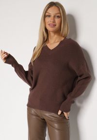 Born2be - Brązowy Sweter z Domieszką Kaszmiru z Dekoltem w Serek Feralaine. Okazja: na co dzień, na spotkanie biznesowe. Typ kołnierza: dekolt w serek. Kolor: brązowy. Materiał: kaszmir. Styl: biznesowy, klasyczny, casual, elegancki #2