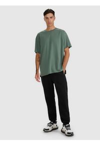 4f - 4F T-shirt oversize z nadrukiem męski - oliwkowy/khaki XL. Okazja: na co dzień. Kolor: brązowy, wielokolorowy, oliwkowy. Materiał: bawełna. Długość: długie. Wzór: nadruk. Styl: casual