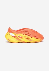 Renee - Pomarańczowe Gumowe Sneakersy Zdobione Efektem Ombre i Wycięciami Lisna. Zapięcie: bez zapięcia. Kolor: pomarańczowy. Materiał: guma. Wzór: aplikacja