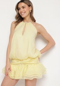Born2be - Żółta Sukienka z Bawełną Falbanką i Odkrytymi Plecami Firavette. Kolor: żółty. Materiał: bawełna. Sezon: lato. Styl: elegancki