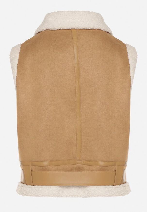 Born2be - Beżowa Rockowa Kamizelka z Futerkiem Typu Baranek i Klamerką Tiodora. Okazja: na co dzień. Kolor: beżowy. Materiał: futro. Wzór: aplikacja. Styl: rockowy