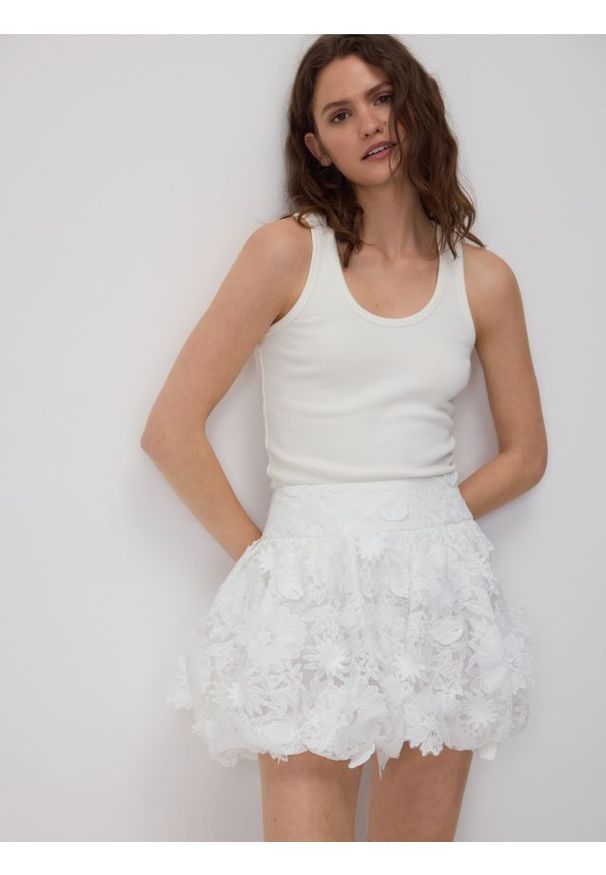 Reserved - Spódnica bombka z kwiatami 3D - biały. Kolor: biały. Materiał: tkanina. Wzór: kwiaty