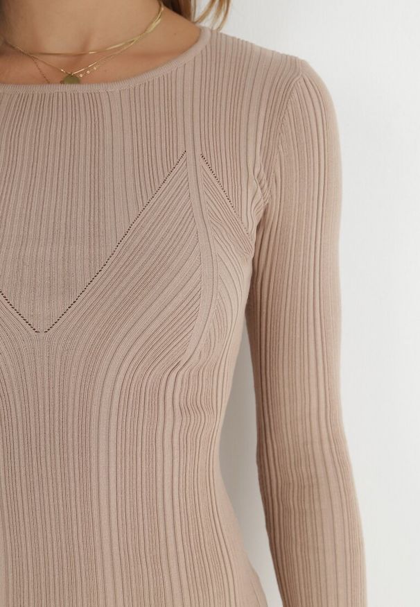 Born2be - Beżowa Sukienka Dopasowana z Prążkowanej Wiskozy Khadija. Okazja: na co dzień. Kolor: beżowy. Wzór: jednolity. Typ sukienki: bodycon. Materiał: wiskoza, prążkowany. Długość rękawa: długi rękaw. Sezon: jesień, zima. Styl: klasyczny, casual. Długość: midi