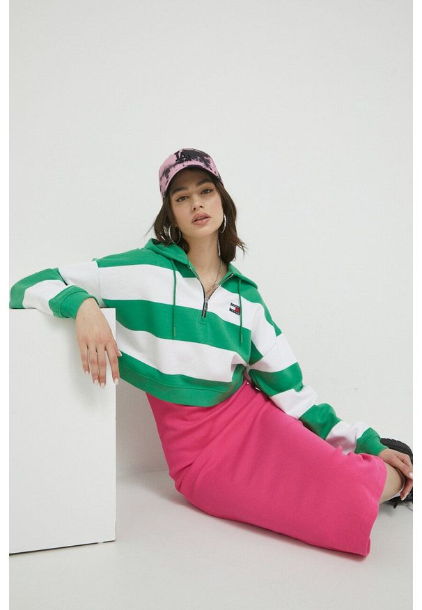 Tommy Jeans bluza bawełniana damska kolor zielony z kapturem wzorzysta. Typ kołnierza: kaptur. Kolor: zielony. Materiał: bawełna. Długość: krótkie. Wzór: aplikacja
