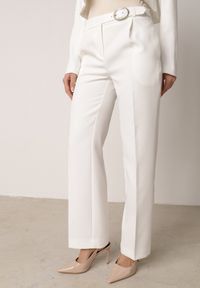 Born2be - Białe Garniturowe Spodnie VICES na Kant z Wszytym Paskiem z Klamrą Azivore. Okazja: na co dzień, na spotkanie biznesowe. Kolor: biały. Styl: casual, biznesowy, elegancki #1