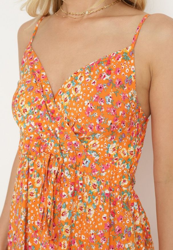 Born2be - Pomarańczowa Wiskozowa Sukienka na Regulowanych Ramiączkach z Gumkami na Plecach Zarlea. Okazja: na spacer. Typ kołnierza: dekolt w serek. Kolor: pomarańczowy. Materiał: wiskoza. Długość rękawa: na ramiączkach. Wzór: kwiaty