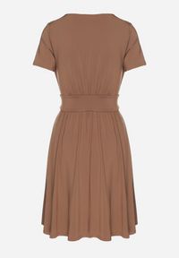 Born2be - Brązowa Rozkloszowana Sukienka z Wiskozą o Kopertowym Kroju z Marszczeniem Adivas. Okazja: na co dzień, na spacer. Typ kołnierza: dekolt w kształcie V. Kolor: brązowy. Materiał: wiskoza. Długość rękawa: krótki rękaw. Typ sukienki: kopertowe. Styl: casual, elegancki #5