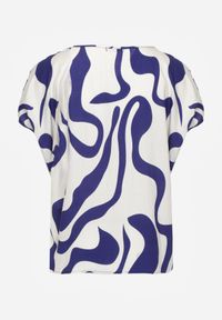 Born2be - Niebieska Wiskozowa Bluzka Oversize z Krótkim Rękawem w Abstrakcyjny Wzór Ginedina. Okazja: na co dzień, do pracy, na spotkanie biznesowe. Kolor: niebieski. Materiał: wiskoza. Długość rękawa: krótki rękaw. Długość: krótkie. Styl: casual, biznesowy, elegancki #3