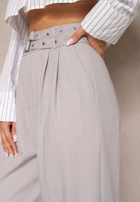 Renee - Szare Spodnie High Waist w Stylu Garniturowym z Paskami i Klamerkami Daklena. Stan: podwyższony. Kolor: szary. Styl: elegancki #4