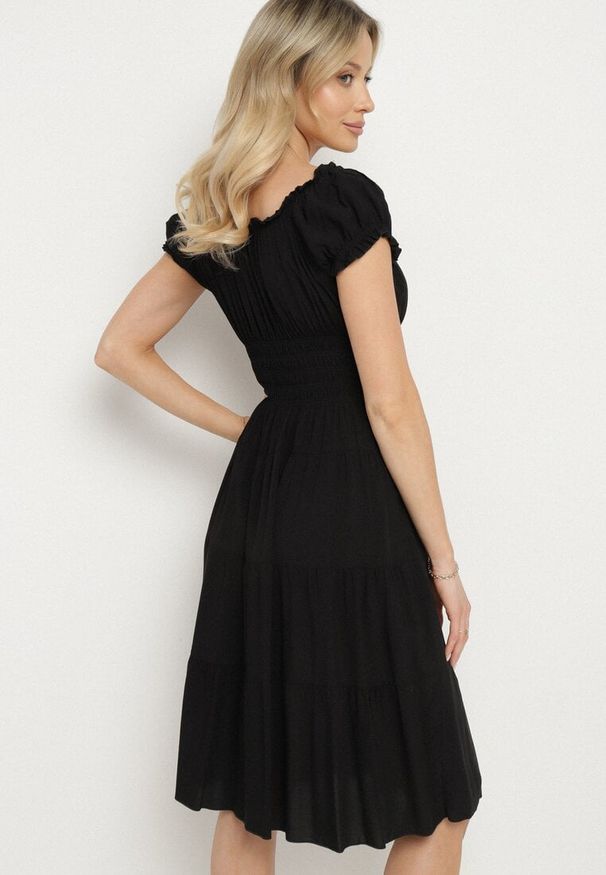 Born2be - Czarna Bawełniana Rozkloszowana Sukienka z Guzikami i Bufiastymi Rękawami Annivi. Okazja: na co dzień. Kolor: czarny. Materiał: bawełna. Styl: klasyczny, elegancki, casual