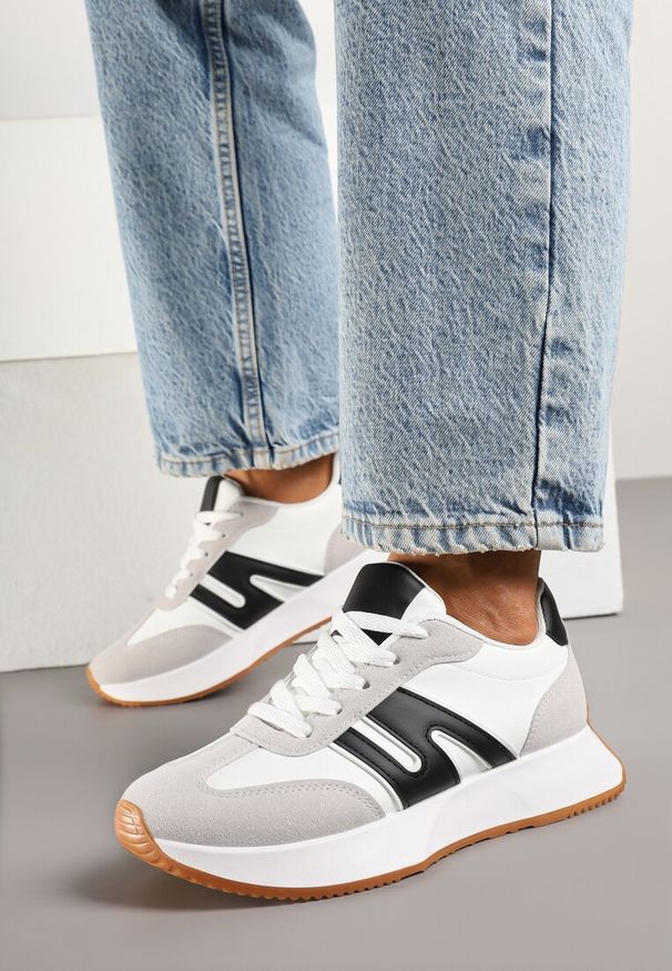 Renee - Biało-Czarne Sneakersy Ozdobione Geometrycznym Motywem Dalvisa. Okazja: na co dzień. Zapięcie: sznurówki. Kolor: biały. Wzór: aplikacja, geometria. Obcas: na płaskiej podeszwie