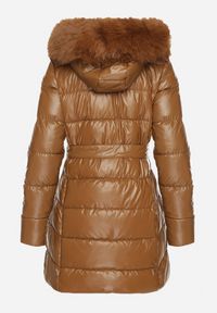 Born2be - Brązowa Pikowana Kurtka z Odpinanym Kapturem i Futerkiem Wiązana Paskiem Olenessa. Kolor: brązowy. Materiał: futro. Sezon: zima #6