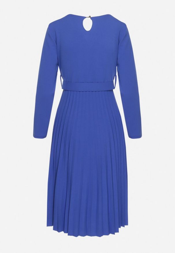 Born2be - Granatowa Sukienka Midi z Plisowaną Spódnicą i Paskiem Ondinetta. Kolor: niebieski. Długość rękawa: długi rękaw. Sezon: wiosna, lato. Styl: elegancki. Długość: midi