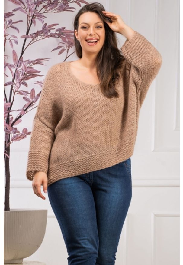 SPLOTY - Sweter z dekoltem w serek o luźnym splocie ALICJA latte PROMOCJA. Okazja: na co dzień, do pracy, na randkę. Typ kołnierza: dekolt w serek. Materiał: akryl, wełna, dzianina, poliamid, poliester. Długość rękawa: długi rękaw. Długość: długie. Wzór: ze splotem. Styl: sportowy, elegancki, casual