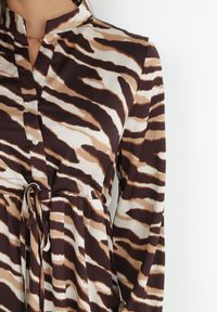 Born2be - Brązowo-Beżowa Sukienka Rozkloszowana w Tygrysie Paski Ralfi. Kolor: brązowy. Materiał: tkanina. Wzór: paski
