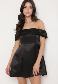 Born2be - Czarna Satynowa Sukienka Hiszpanka Vices z Kwiatowymi Aplikacjami Fennalisa. Okazja: na wesele, na ślub cywilny, na imprezę. Typ kołnierza: dekolt hiszpanka. Kolor: czarny. Materiał: satyna. Wzór: aplikacja, kwiaty. Sezon: lato #1