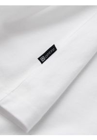 Ombre Clothing - Męska koszulka SLIM FIT z okrągłym dekoltem i logotypem – biała V1. Okazja: na co dzień. Kolor: biały. Materiał: bawełna, elastan, jersey, dzianina. Wzór: nadruk. Styl: casual #6