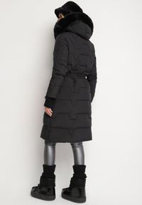 Born2be - Czarna Pikowana Kurtka z Wiązanym Paskiem i Kapturem z Futerkiem Veratta. Okazja: na co dzień. Kolor: czarny. Materiał: futro. Styl: casual, elegancki #4