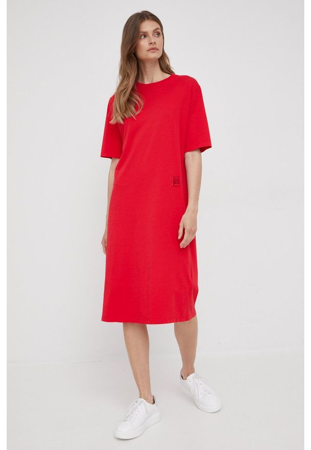 Armani Exchange sukienka bawełniana kolor czerwony mini oversize. Kolor: czerwony. Materiał: bawełna. Długość rękawa: krótki rękaw. Typ sukienki: oversize. Długość: mini